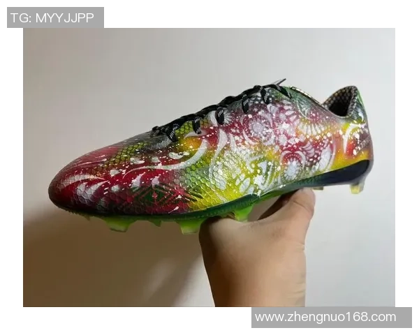 球星专属足球鞋与我们的日常运动鞋对比分析